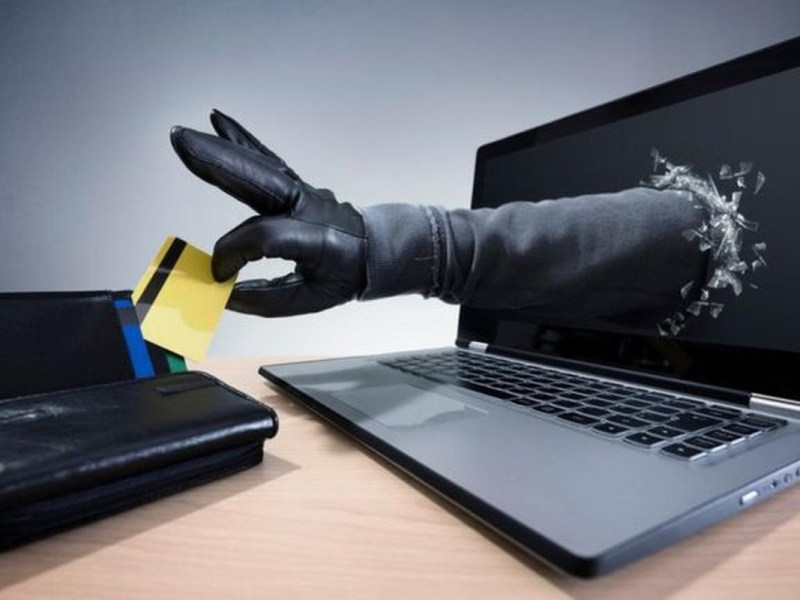 حوار بين مغرد ذكي ونصاب&nbsp;غبي